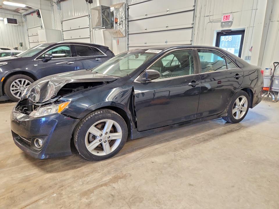 2014 TOYOTA CAMRY SE photo 1