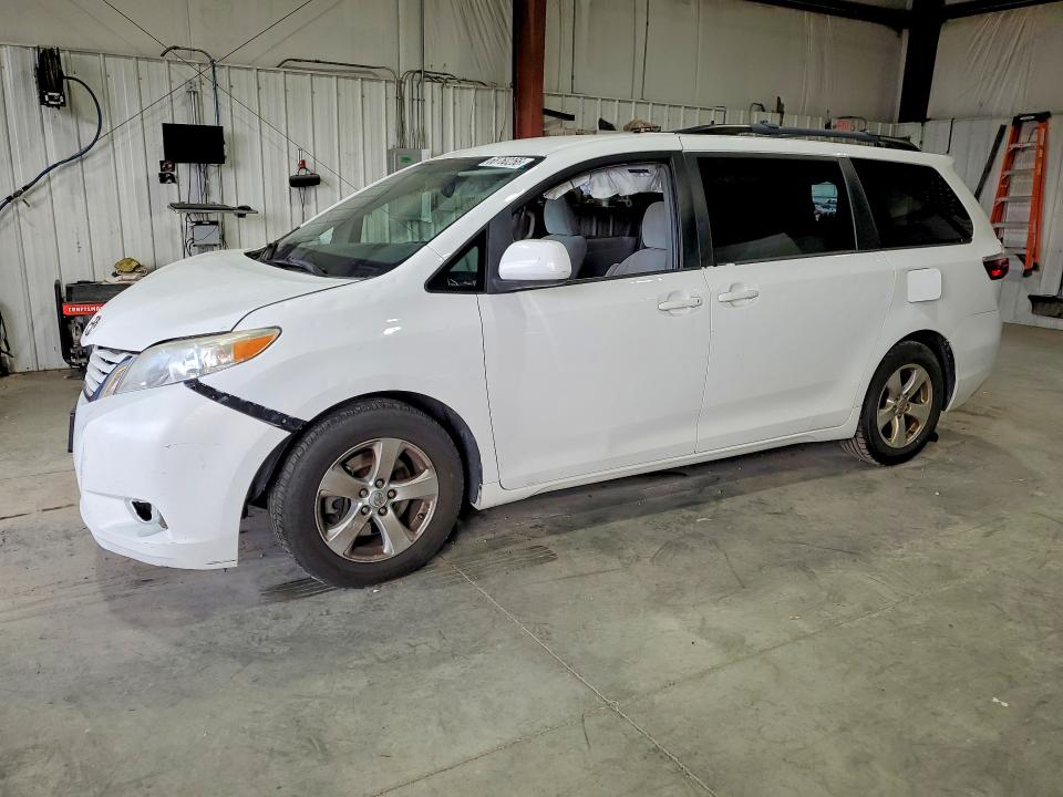 2015 TOYOTA SIENNA LE photo 1