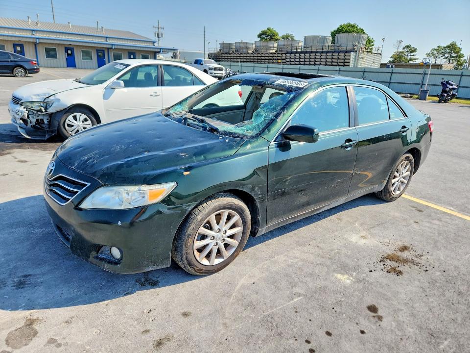 2011 TOYOTA CAMRY XLE photo 1